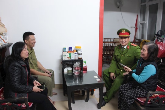 Công an phường Ngọc Hà đến quán cà phê, nhà dân hỗ trợ cập nhật dữ liệu đăng ký xe