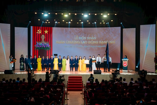 Trường Đại học Văn Lang đón nhận Huân chương Lao động hạng Nhì