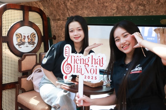 Thí sinh "Tiếng hát Hà Nội 2025" trải nghiệm chuyến tàu văn hóa