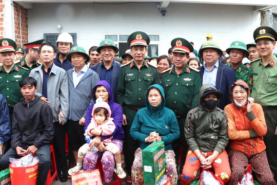 Đại tướng Phan Văn Giang thăm, tặng quà người dân vùng lũ tỉnh Gia Lai