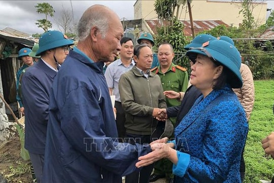 Đồng chí Bùi Thị Minh Hoài thăm hỏi, làm việc với tỉnh Lâm Đồng về khắc phục hậu quả mưa lũ