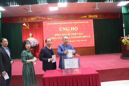 Hà Nội: Cán bộ, đảng viên sẻ chia với đồng bào bị bão lũ