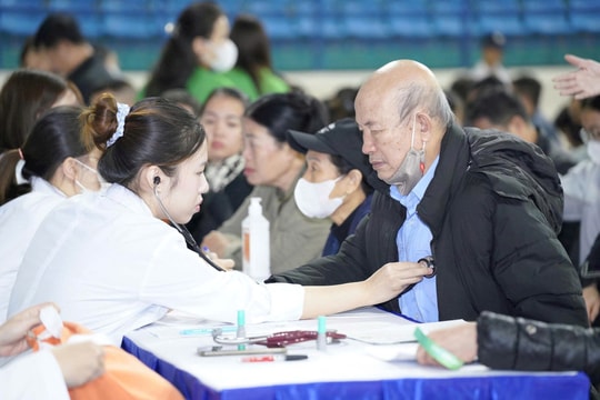 Hơn 1.000 người được khám sức khỏe, sàng lọc bệnh ung thư đường tiêu hóa