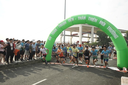 Hơn 250 vận động viên tham gia "Giải chạy mùa thu" kỷ niệm 11 năm thành lập Hanoi Metro