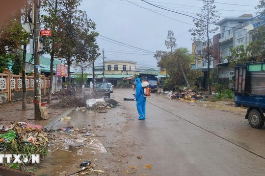 Gia Lai: Khẩn trương xử lý môi trường nơi vùng lũ, không để dịch bệnh phát sinh
