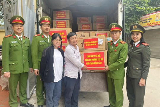 Những món quà nghĩa tình từ cán bộ, Nhân dân phường Tây Hồ hướng về miền Trung