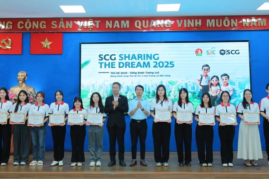 TP Hồ Chí Minh trao học bổng cho sinh viên khó khăn, khuyết tật