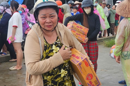 Đắk Lắk: Thương lắm bà con vùng "rốn lũ" Hoà Thịnh