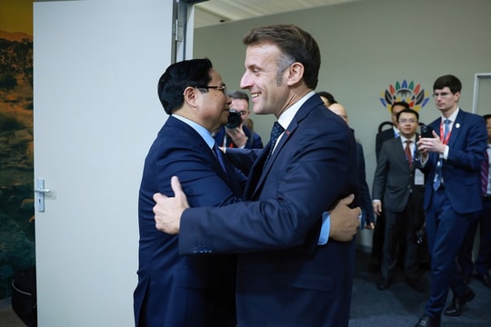 Thủ tướng Phạm Minh Chính gặp Tổng thống Pháp Emmanuel Macron