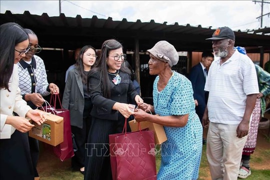 Phu nhân Thủ tướng Phạm Minh Chính thăm và tặng quà người dân khu dân cư Tsakane, Nam Phi
