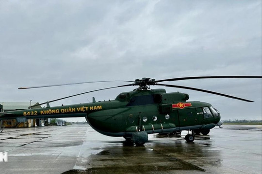 Máy bay Mi-17 mang theo 1,5 tấn lương thực, thực phẩm hỗ trợ nhân dân vùng lũ