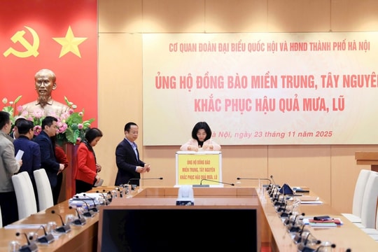 Cơ quan Đoàn đại biểu Quốc hội và HĐND thành phố Hà Nội ủng hộ đồng bị thiệt hại do mưa lũ