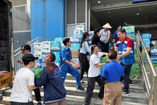 Chuyển hàng cứu trợ người dân vùng lũ từ các nhà ga tuyến metro số 1