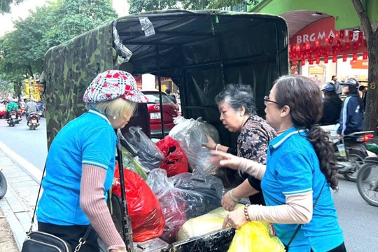 Nghĩa tình người dân Thủ đô hướng về miền Trung ruột thịt