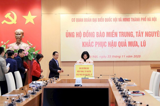 Cơ quan Đoàn đại biểu Quốc hội và HĐND thành phố Hà Nội ủng hộ đồng bào bị thiệt hại do mưa lũ