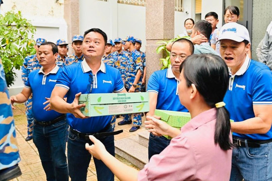 Vinamilk kịp thời hỗ trợ 48 tấn sản phẩm dinh dưỡng đến bà con vùng lũ miền Trung và Tây Nguyên
