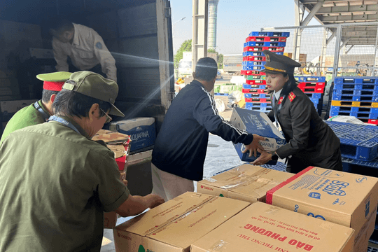 Tây Hồ hướng về miền Trung ruột thịt, thắp sáng tinh thần “Vì Nhân dân phục vụ”
