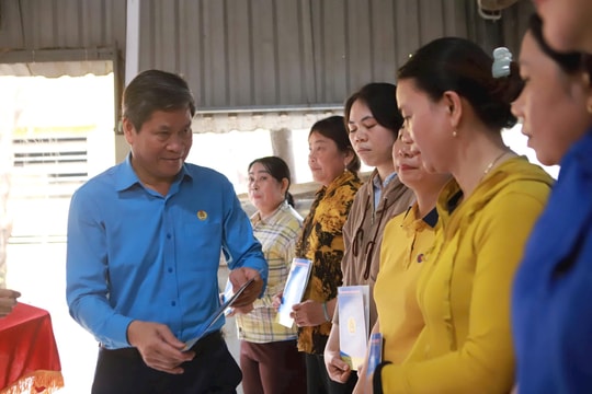 Công đoàn vào cuộc khẩn cấp hỗ trợ người lao động gượng dậy sau bão lũ