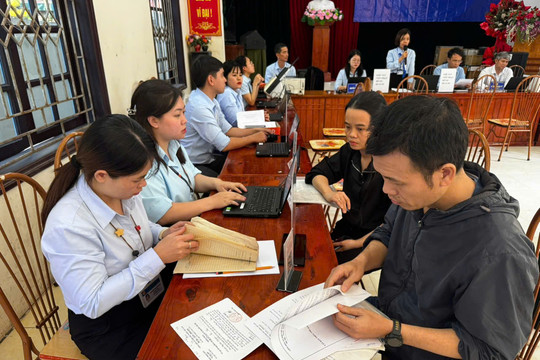 Dịch vụ công lưu động thành phố hỗ trợ tại chỗ cho người dân xã Ô Diên