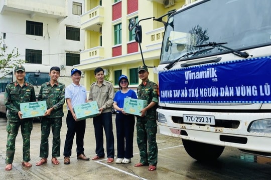 48 tấn sữa và nước uống của Vinamilk đến rốn lũ miền Trung và Tây Nguyên