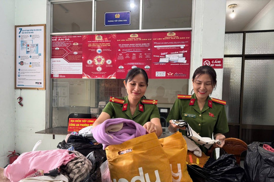 Công an tỉnh Quảng Ngãi cùng chung tay cứu trợ đồng bào vùng lũ