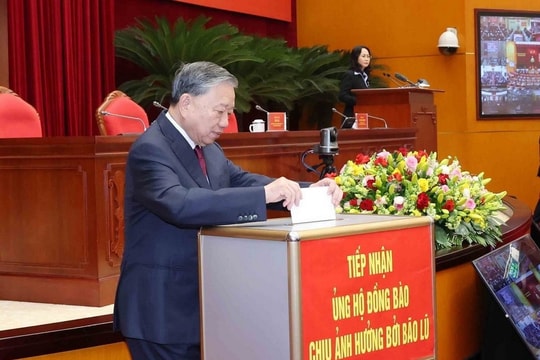 Tổng Bí thư Tô Lâm và các đại biểu quyên góp ủng hộ đồng bào khắc phục hậu quả bão lũ