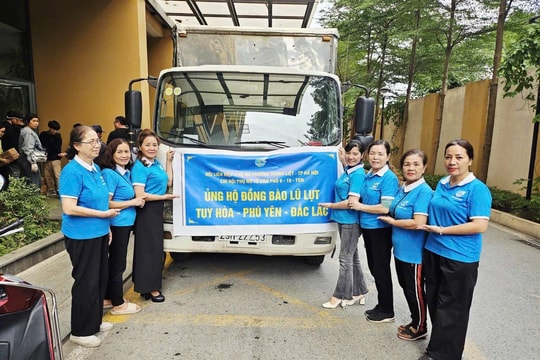 Phụ nữ Hà Nội "gói" yêu thương trong món quà gửi miền Trung