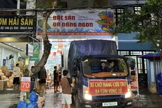 Người dân Đà Nẵng quyên góp nhu yếu phẩm gửi bà con vùng lũ
