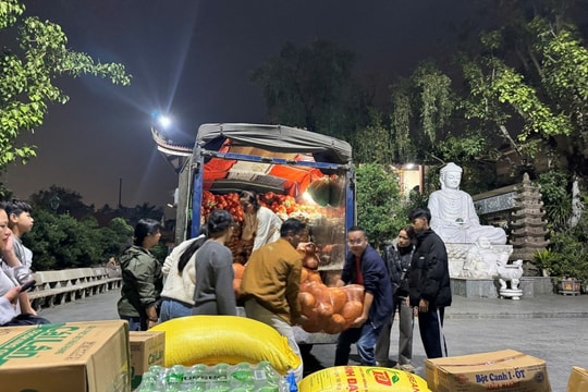 Phường Long Biên chung sức ủng hộ đồng bào vùng lũ miền Trung