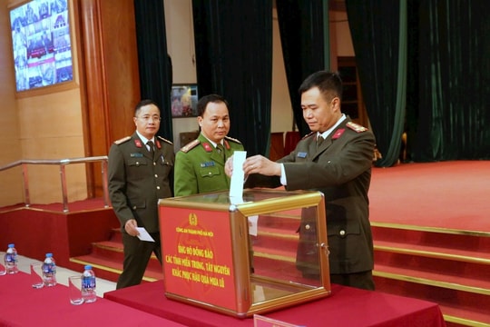 Công an TP Hà Nội quyên góp ủng hộ đồng bào bị thiệt hại do bão lũ