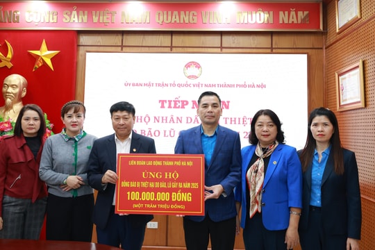 Liên đoàn Lao động thành phố Hà Nội trao 100 triệu đồng tới đồng bào bị thiệt hại bởi bão, lũ