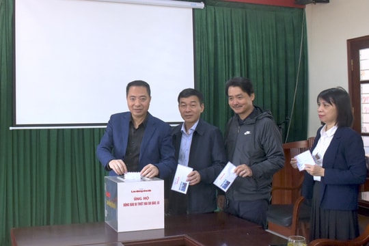Báo Lao động Thủ đô ủng hộ đồng bào bị thiệt hại bởi bão, lũ