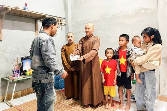 Hàng trăm triệu đồng thiện nguyện hướng về đồng bào vùng lũ