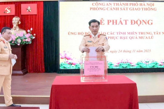 Phòng Cảnh sát giao thông Hà Nội sẻ chia cùng đồng bào vùng lũ