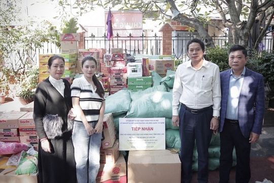 Phường Văn Miếu - Quốc Tử Giám tiếp nhận hàng cứu trợ đồng bào miền Trung bị ảnh hưởng mưa lũ