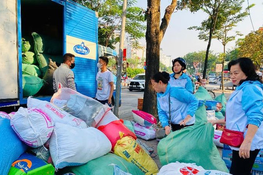 Phụ nữ Khương Đình chung tay hỗ trợ đồng bào vùng lũ Phú Yên