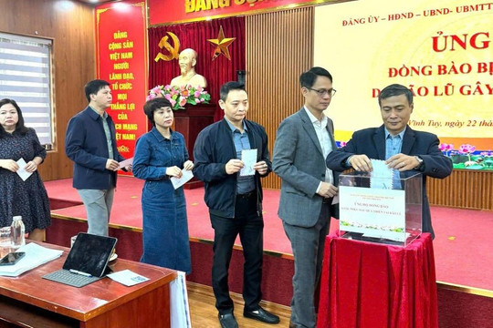 Cán bộ, công chức, viên chức phường Vĩnh Tuy quyên góp ủng hộ nhân dân miền Trung, Tây Nguyên bị lũ lụt 
