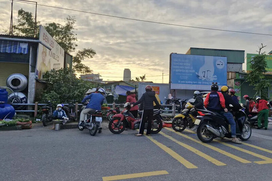 Hà Tĩnh: cảnh lộn xộn bên ngoài khu chợ sầm uất của tỉnh