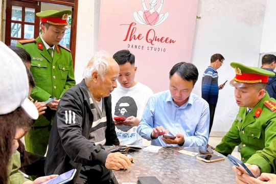 Phường Thanh Liệt hỗ trợ nhân dân “làm sạch” dữ liệu đăng ký xe