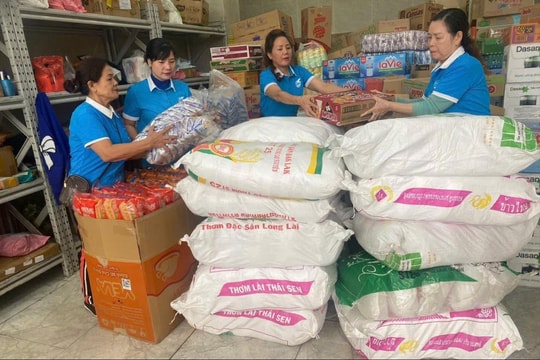 Phụ nữ Hà Nội xuyên đêm gói bánh chưng, chia sẻ với đồng bào miền Trung, Tây Nguyên