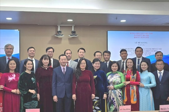 Bế giảng lớp bồi dưỡng về phát triển công nghiệp văn hóa cho cán bộ thành phố Hà Nội