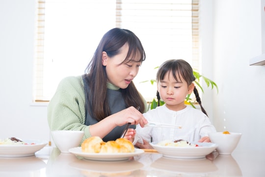 Trẻ biếng ăn phải làm sao? Nguyên nhân và dấu hiệu phổ biến cha mẹ hay bỏ qua