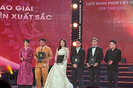 Phim Mưa đỏ được trao giải Bông sen vàng