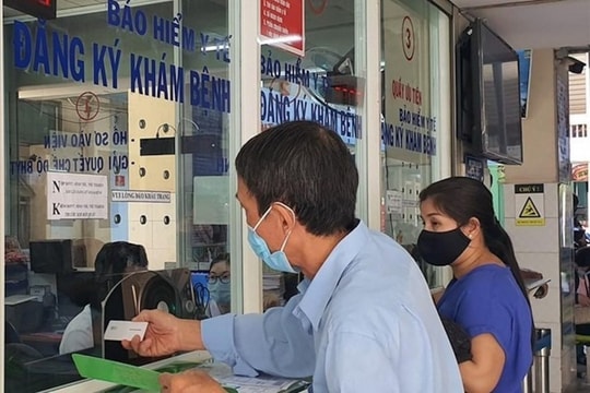 Bảo hiểm xã hội TP Hà Nội Tặng thẻ bảo hiểm y tế cho người có hoàn cảnh khó khăn