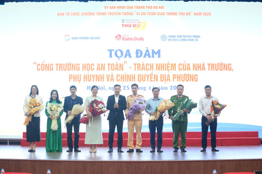 Cổng trường an toàn để xây dựng nhân cách, ý thức công dân