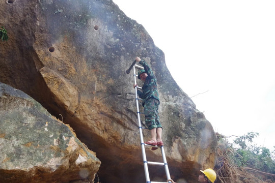 Lực lượng công binh phá nổ đất đá sạt lở, nỗ lực thông tuyến đèo Khánh Lê