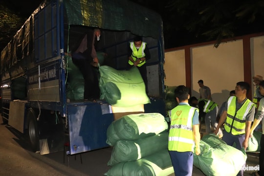 Những chuyến xe ấm áp nghĩa đồng bào từ Hà Nội vào tâm lũ