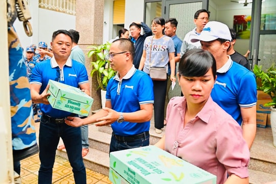 48 tấn sữa và nước uống của Vinamilk đến rốn lũ miền Trung