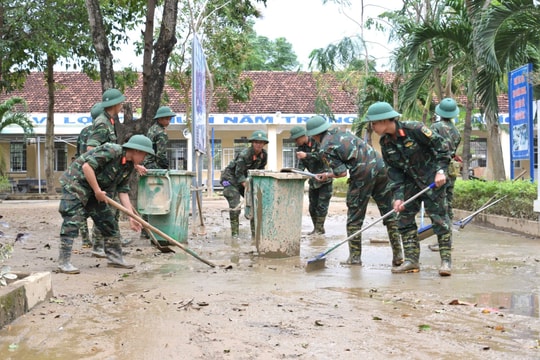 Bộ đội Quân khu 5 nỗ lực giúp học sinh vùng lũ sớm quay lại trường