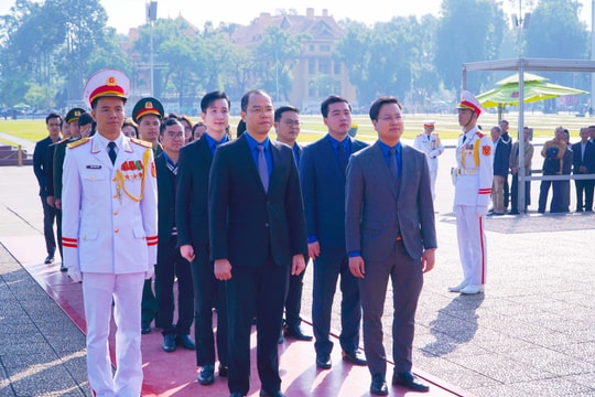 Đoàn đại biểu Thành đoàn Hà Nội vào Lăng viếng Chủ tịch Hồ Chí Minh